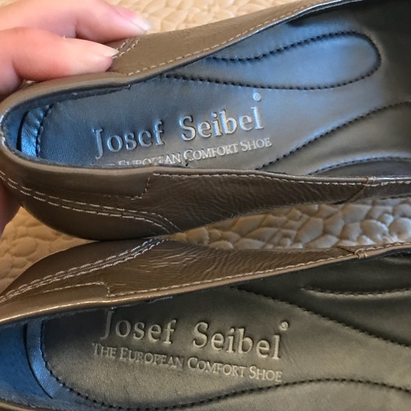 Josef Seibel taupe patent wedge heel pump, size 38 - Picture 5 of 8